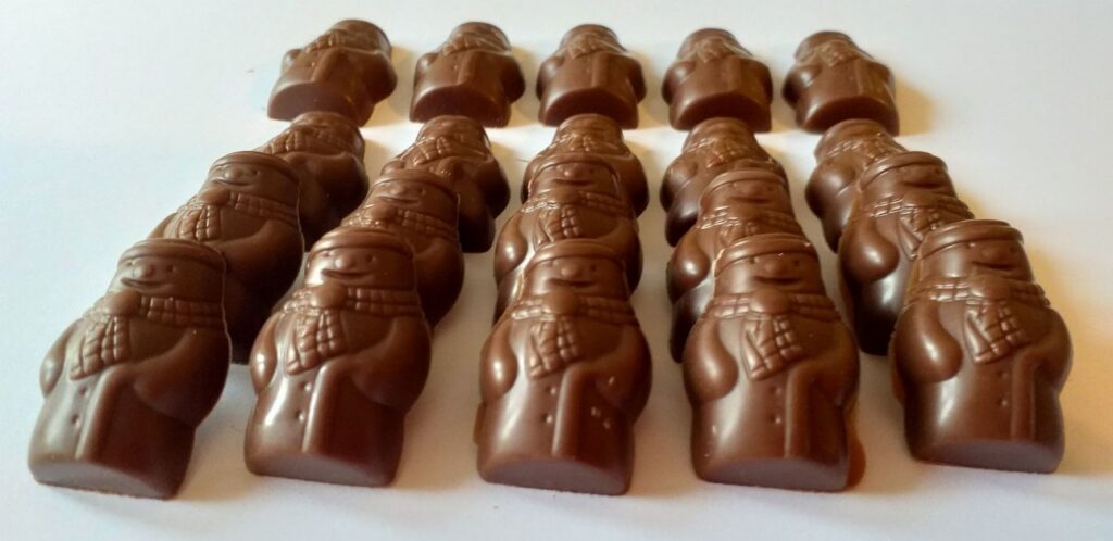 20 mini-bonhommes de neige en chocolat ALTERNATIVE au lait (sans lait) BIO vegan sans allergènes Exquidia : 62g