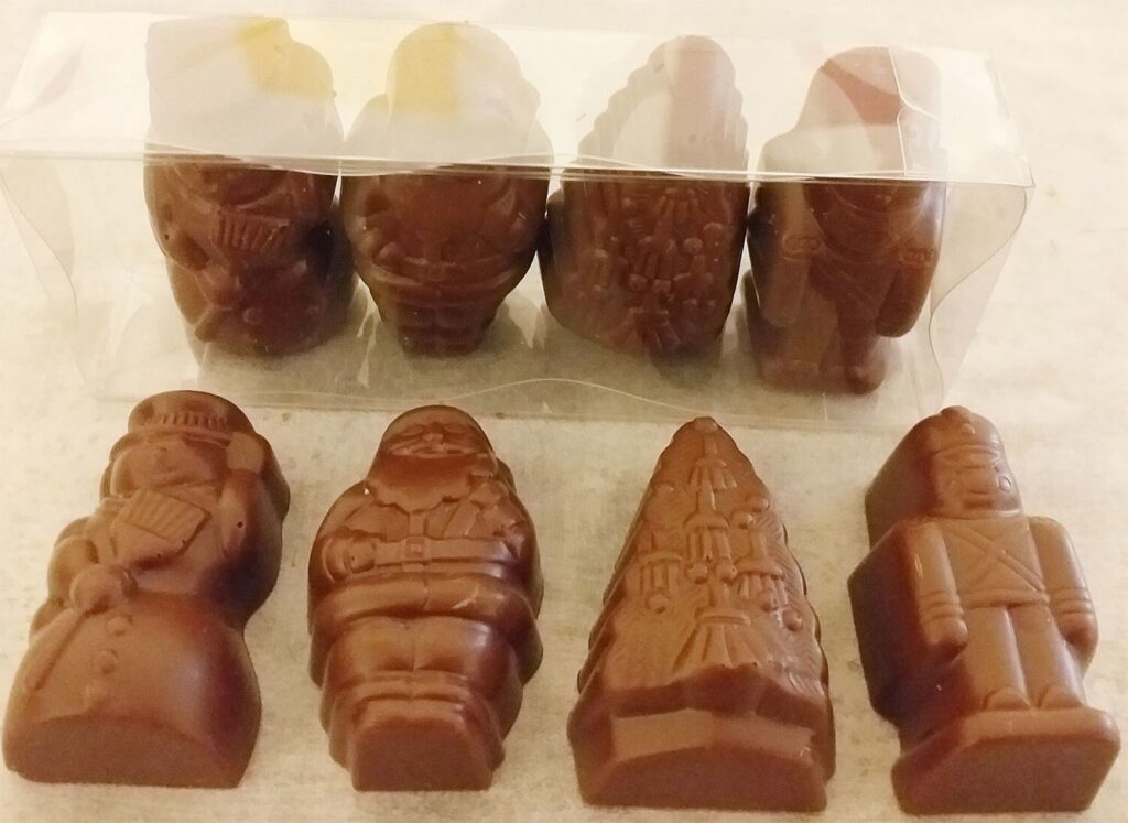 Réglette 4 sujets de Noël (Père Noël, bonhomme de neige, sapin, petit soldat) en chocolat ALTERNATIVE au lait (sans lait) BIO vegan sans allergènes Exquidia : 46g